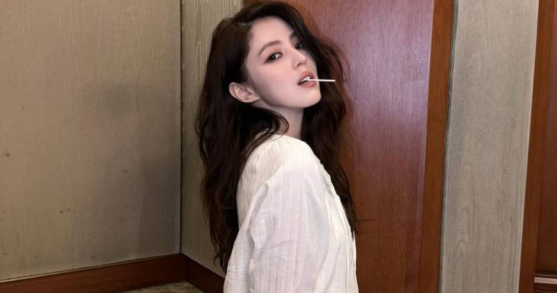 김태리와 나나의 얼굴 클로즈업. 자연스러운 눈썹이 돋보인다.