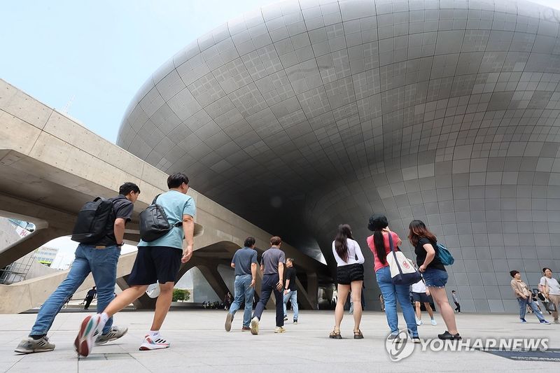 서울이 5년 연속 MZ세대가 가장 선호하는 도시 1위로 선정되었다는 뉴스 기사