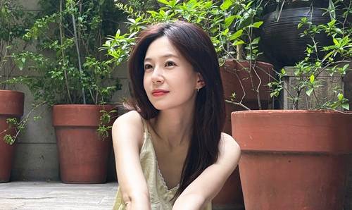 백진희가 레이스 슬리브리스와 슬립 가운을 입고 포즈를 취하고 있다.