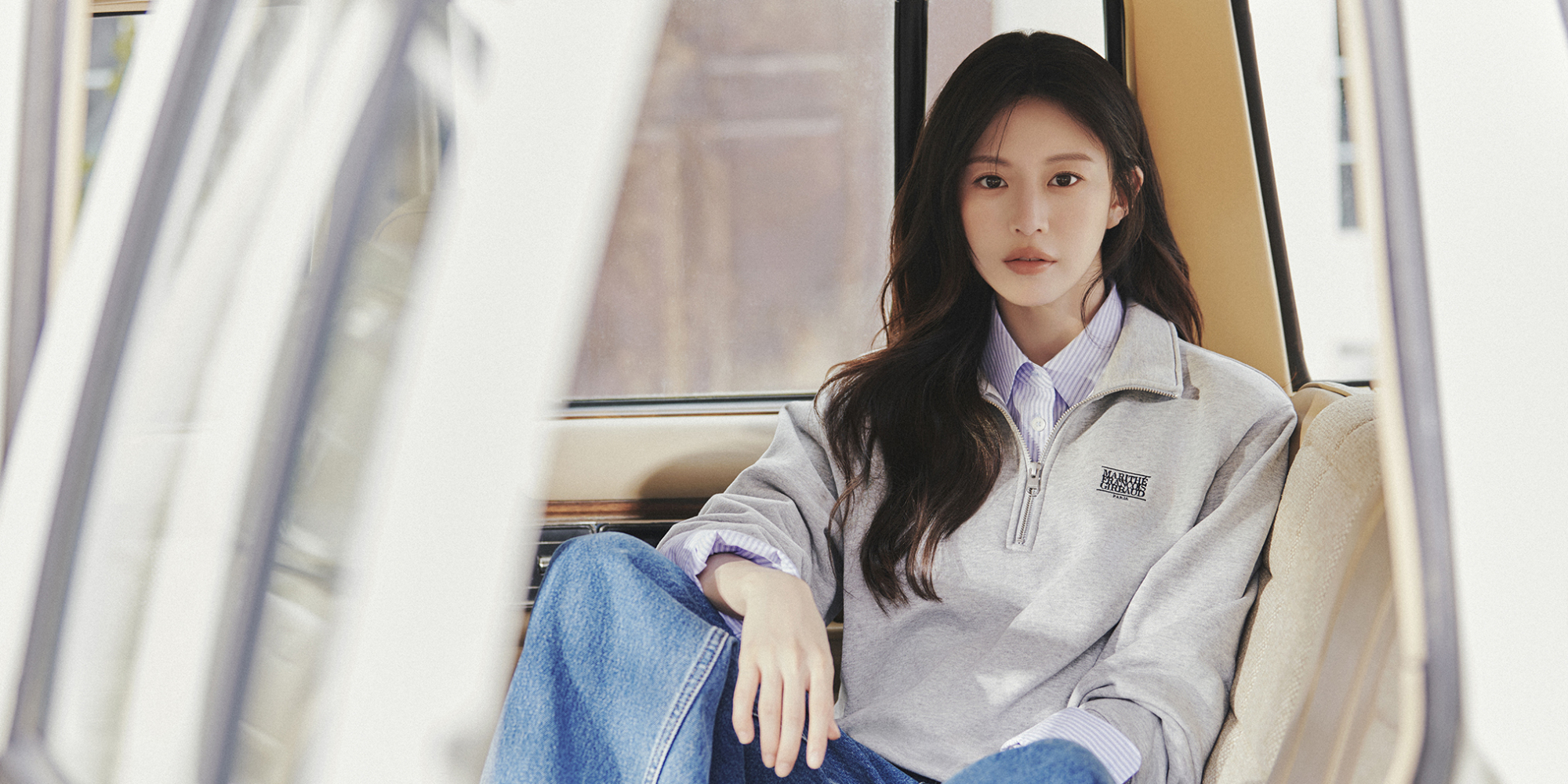고윤정이 흰색 상의와 청바지를 입고 포즈를 취하고 있다.