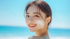 선크림을 바르는 여성의 팔뚝을 확대한 모습