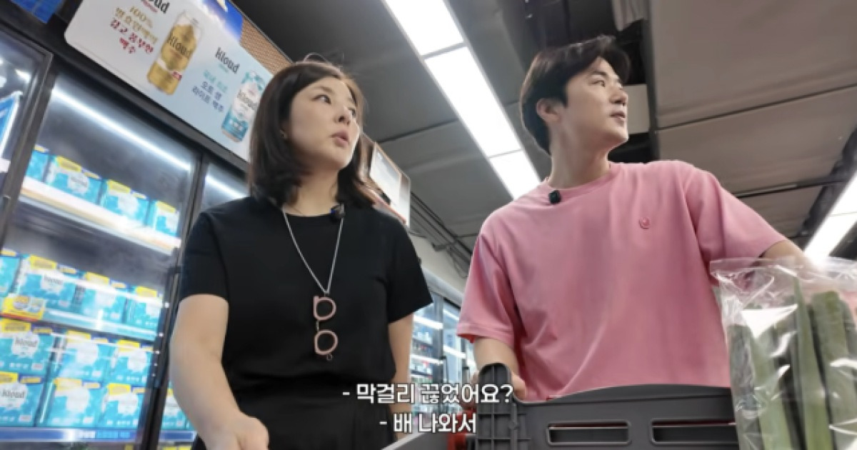 한무영이 다이어트 후 날씬해진 모습으로 카메라를 보고 서 있다.