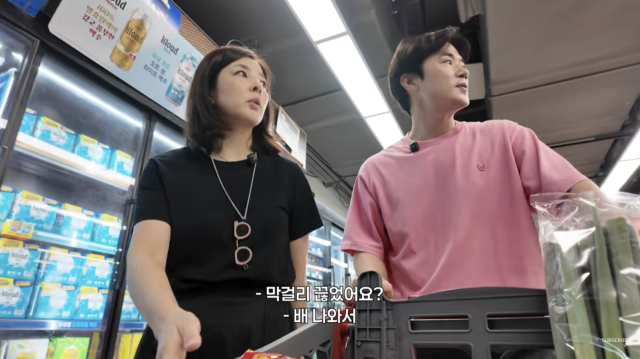 한무영이 다이어트 후 날씬해진 모습으로 카메라를 보고 서 있다.