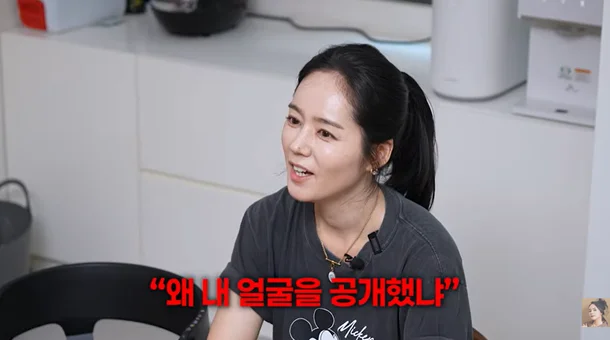 한가인이 남장을 하고 콧수염을 붙인 채 카메라를 응시하고 있다.