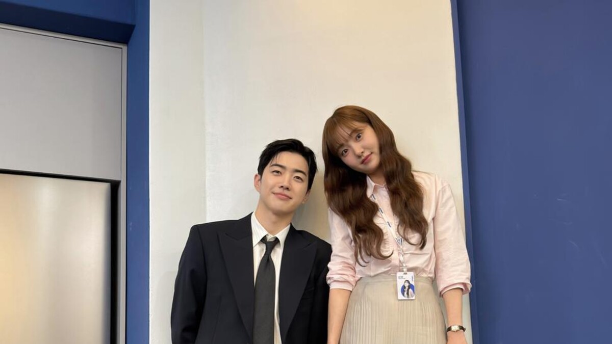 김혜준과 남성 배우가 함께 서서 카메라를 보고 있다.