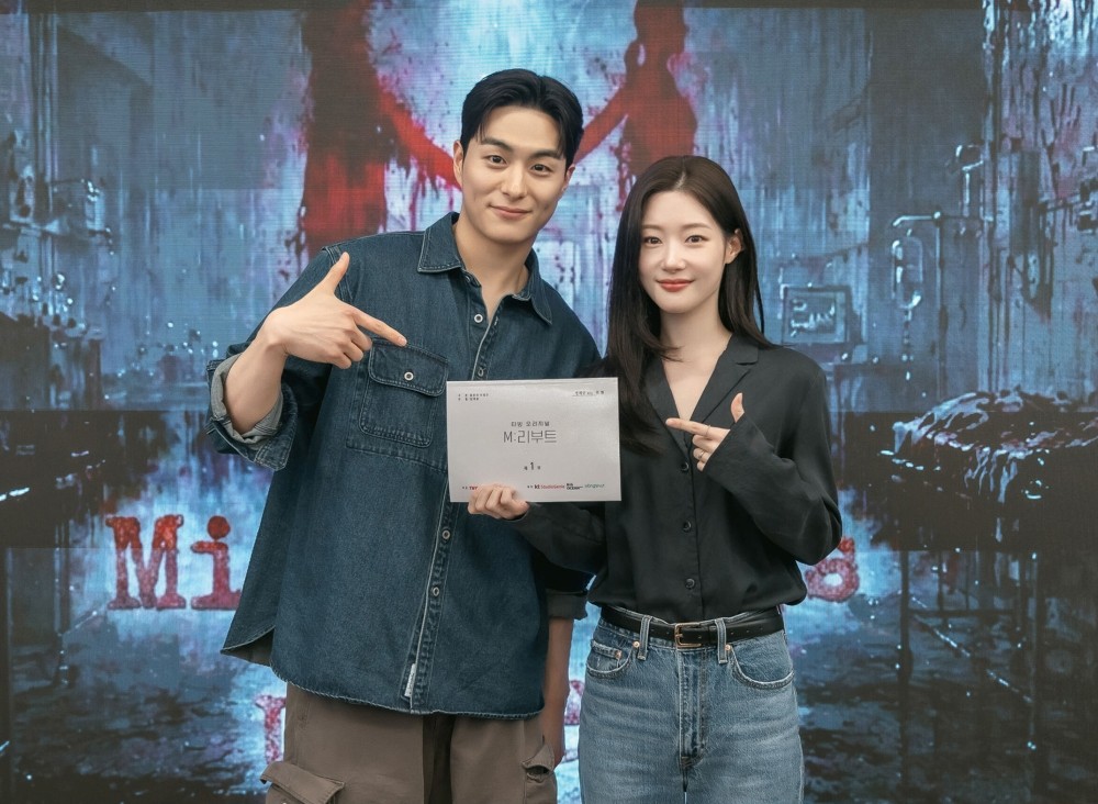 정채연과 정건주가 'M:리부트' 대본을 들고 있다.