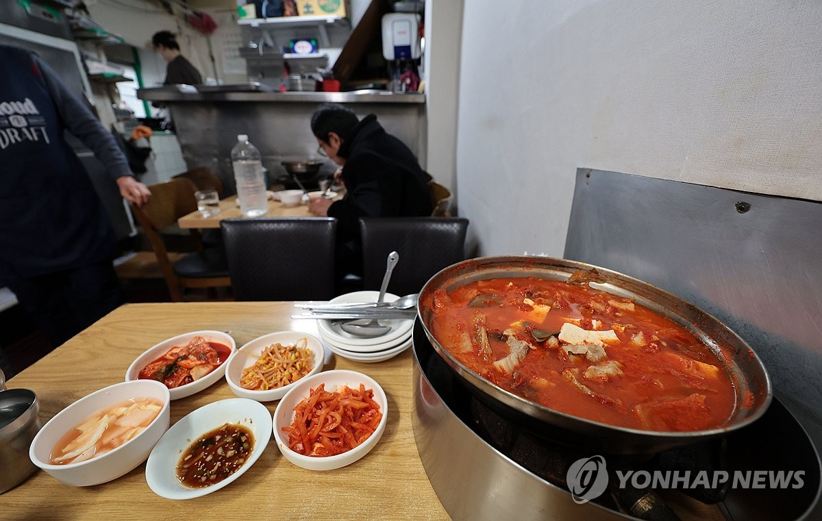 김치찌개와 반찬이 담긴 식탁