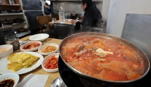 김치찌개와 반찬이 담긴 식탁