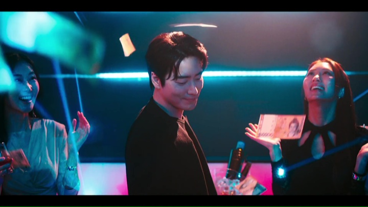 한 여성이 드라마를 보며 울고 있다.