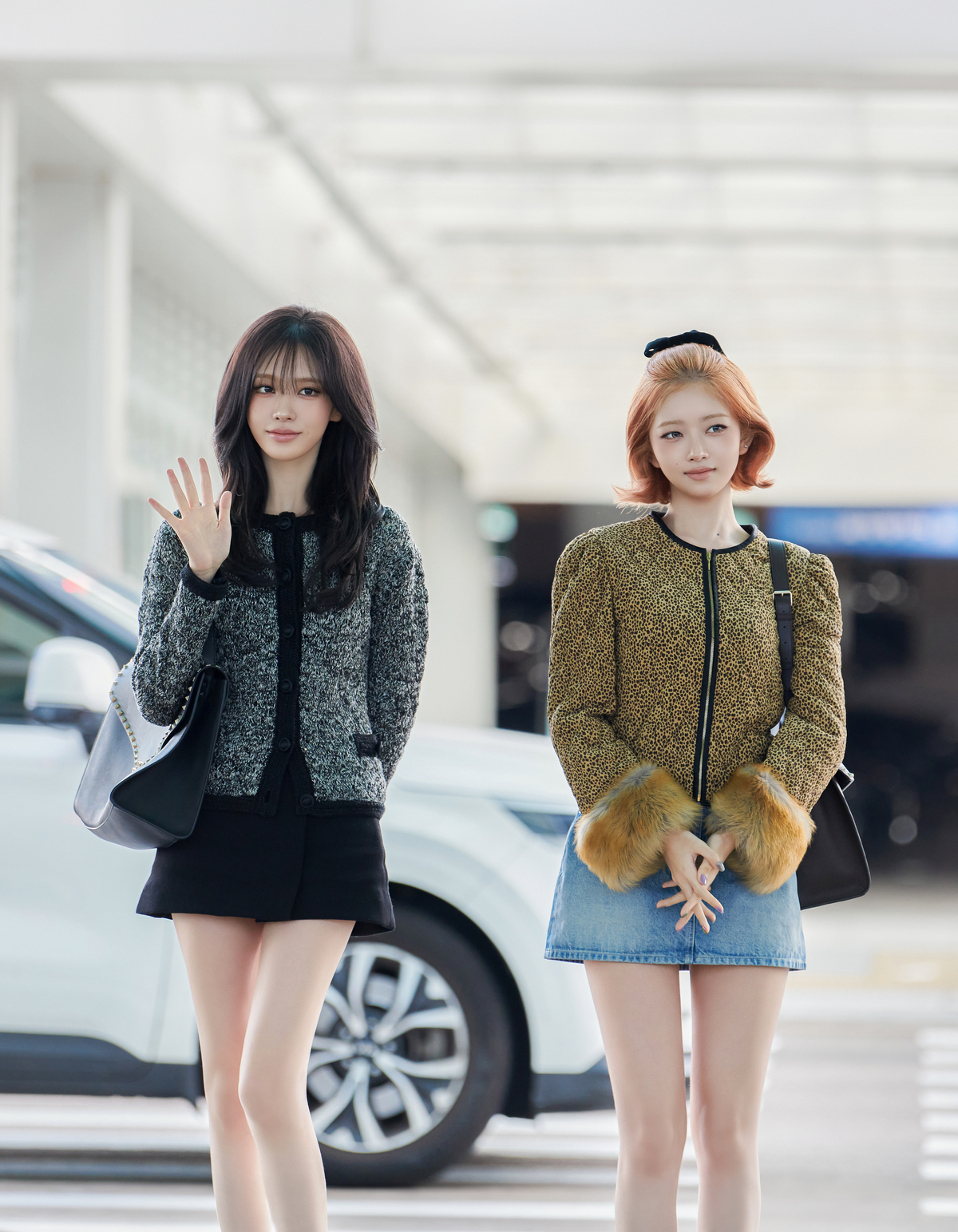 아이브 멤버 레이와 리즈가 공항에서 포즈를 취하고 있다.
