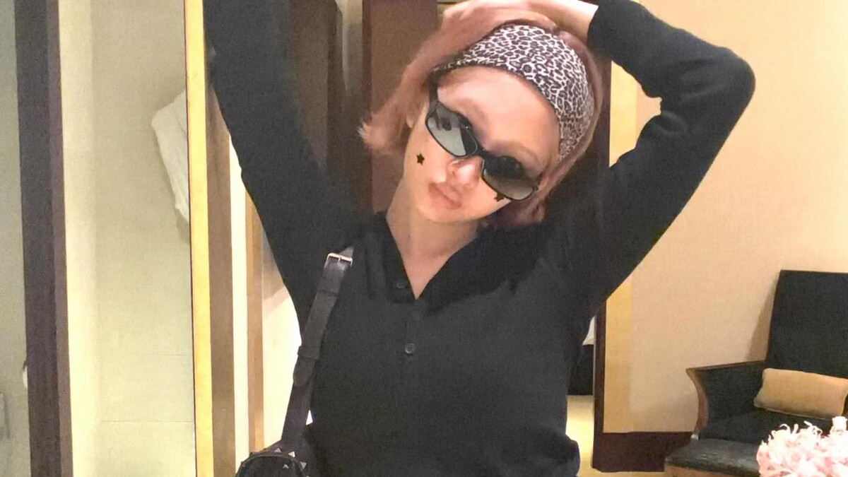 아이브 멤버 레이가 선글라스를 끼고 포즈를 취하고 있다.