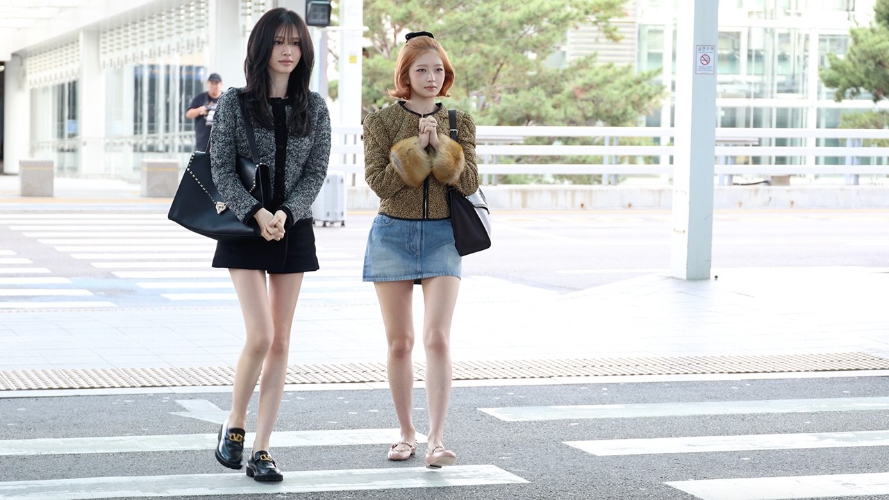 아이브 멤버 리즈와 레이가 공항에서 포즈를 취하고 있다.