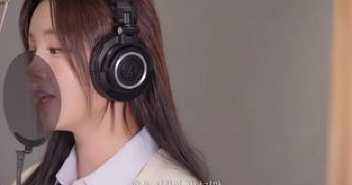 가수 남규리가 녹음실에서 노래하는 모습