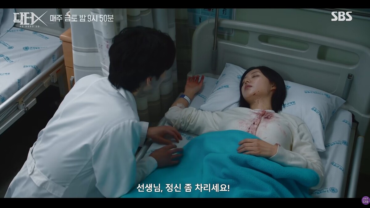 의사가 환자를 진료하는 장면.