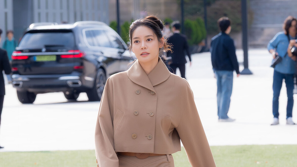 방송인 안현모가 베이지색 재킷을 입고 있다.