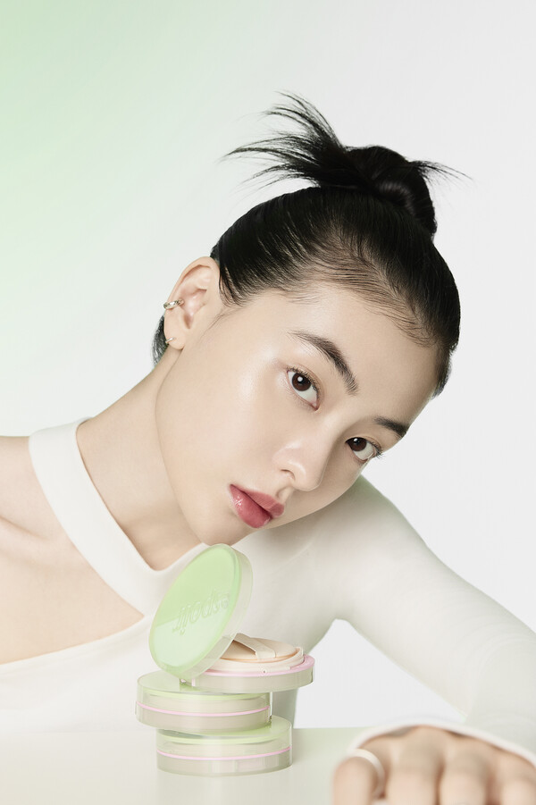 한 여성이 에스쁘아 비내추럴 그린 블라썸 에디션 쿠션 팩트를 들고 있다.
