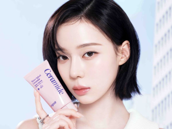 한 여성이 에스쁘아 워터 스플래쉬 세라마이드 선크림 튜브를 들고 포즈를 취하고 있다.