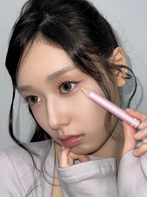 여성이 에뛰드 아이라이너 사용