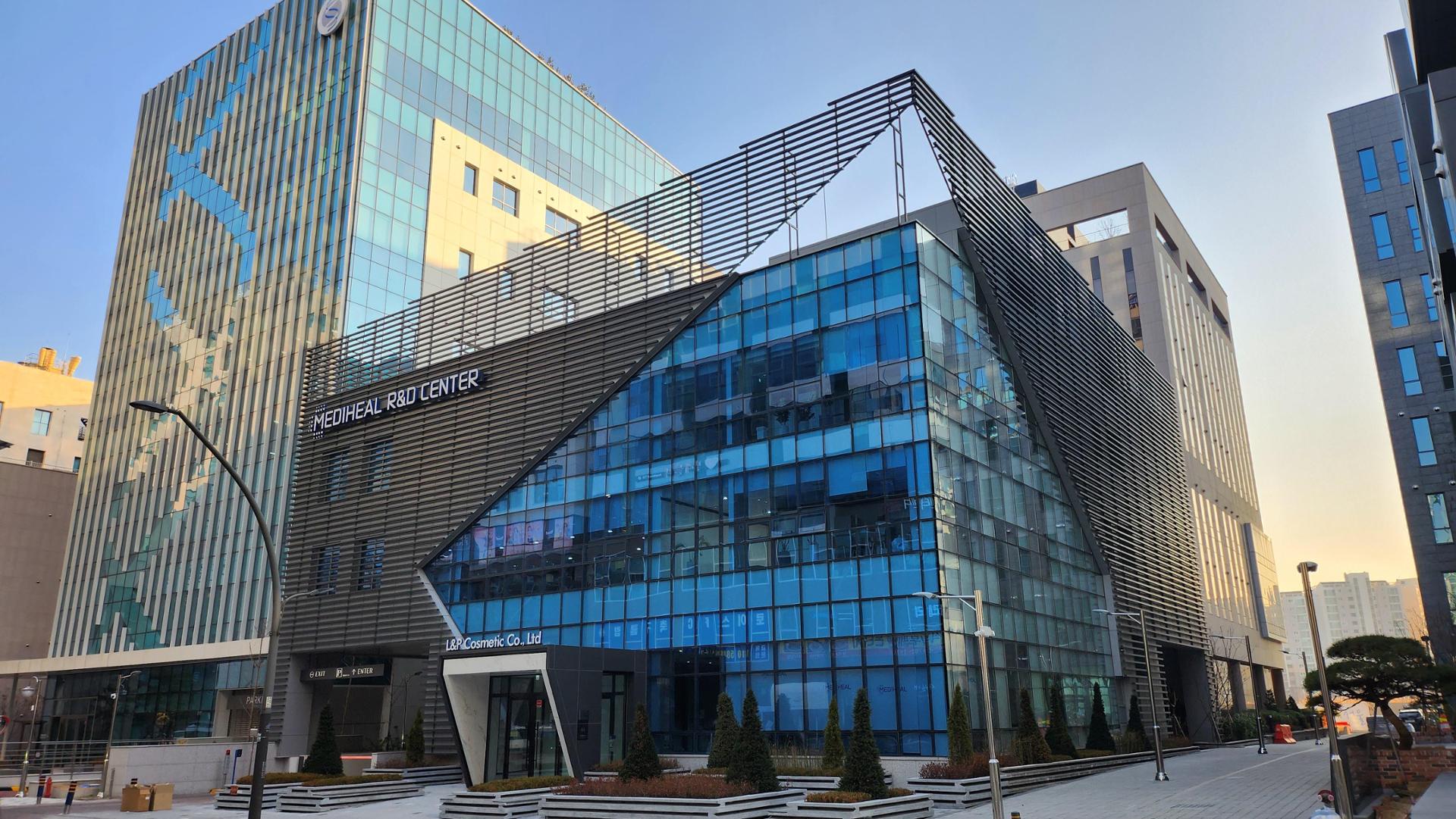 메디힐 연구개발 센터 건물의 외부 모습.