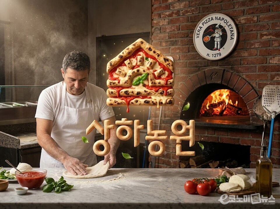 한 남성이 화덕에서 갓 나온 피자를 들고 있다.