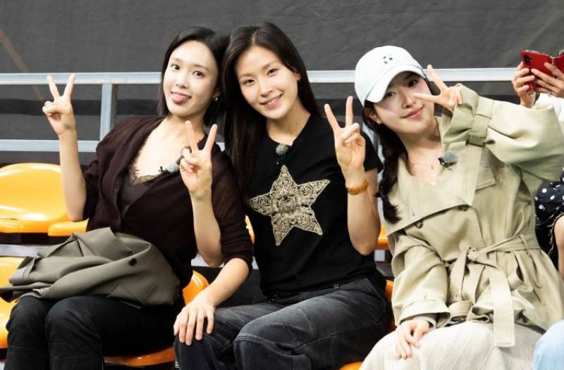 조하가 축구 유니폼을 입고 밝게 웃으며 카메라를 보고 있다.