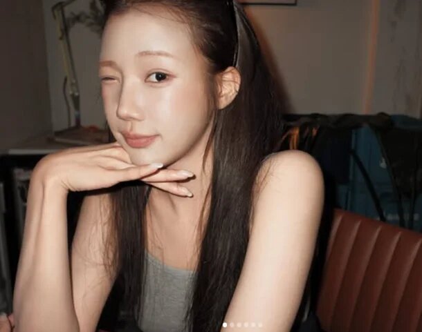 照片中可見JooE以自然妝髮入鏡。