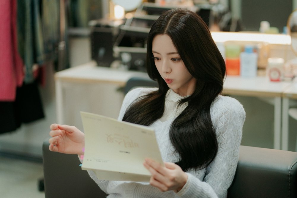 《My Bias, My Boss》公開有娜角色劇照。