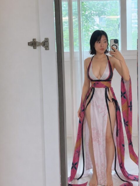 李世英先前也曾分享以日本漫畫角色為靈感的Cosplay照片。