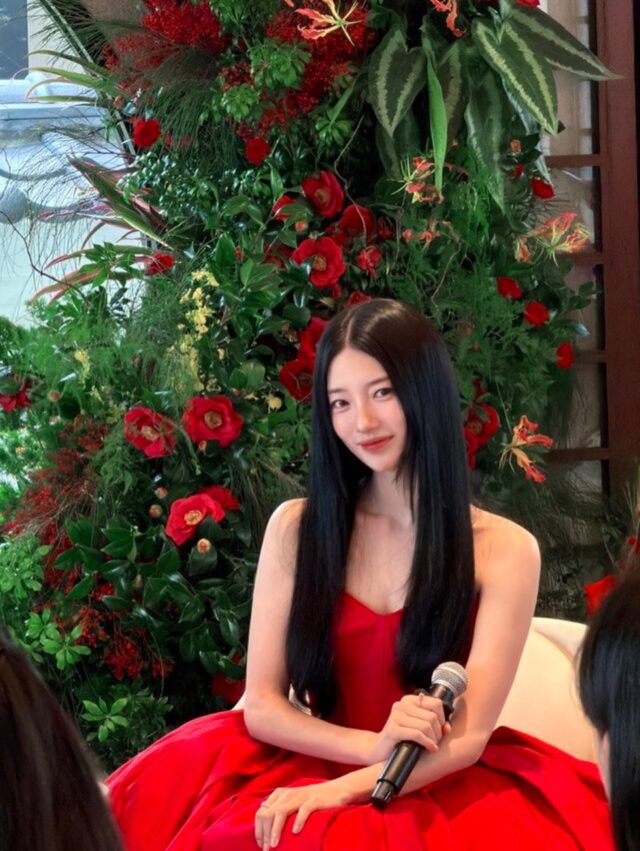 秀智紅裙造型展現不同於以往的氛圍。