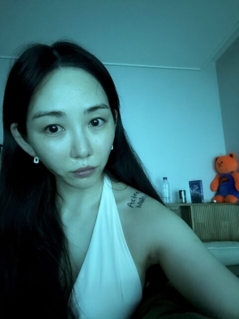 Kwon Mina appears barefaced in the photos.