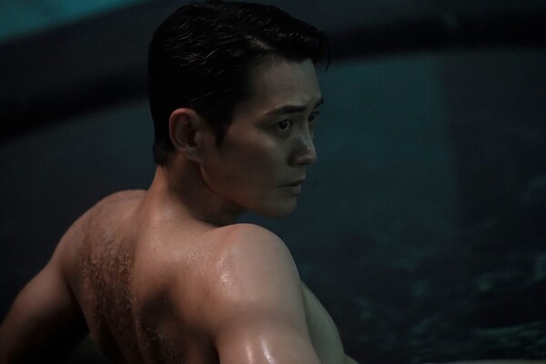 드라마 '하이라키'의 스틸컷으로, 이채민과 노윤서가 교복을 입고 서 있다.