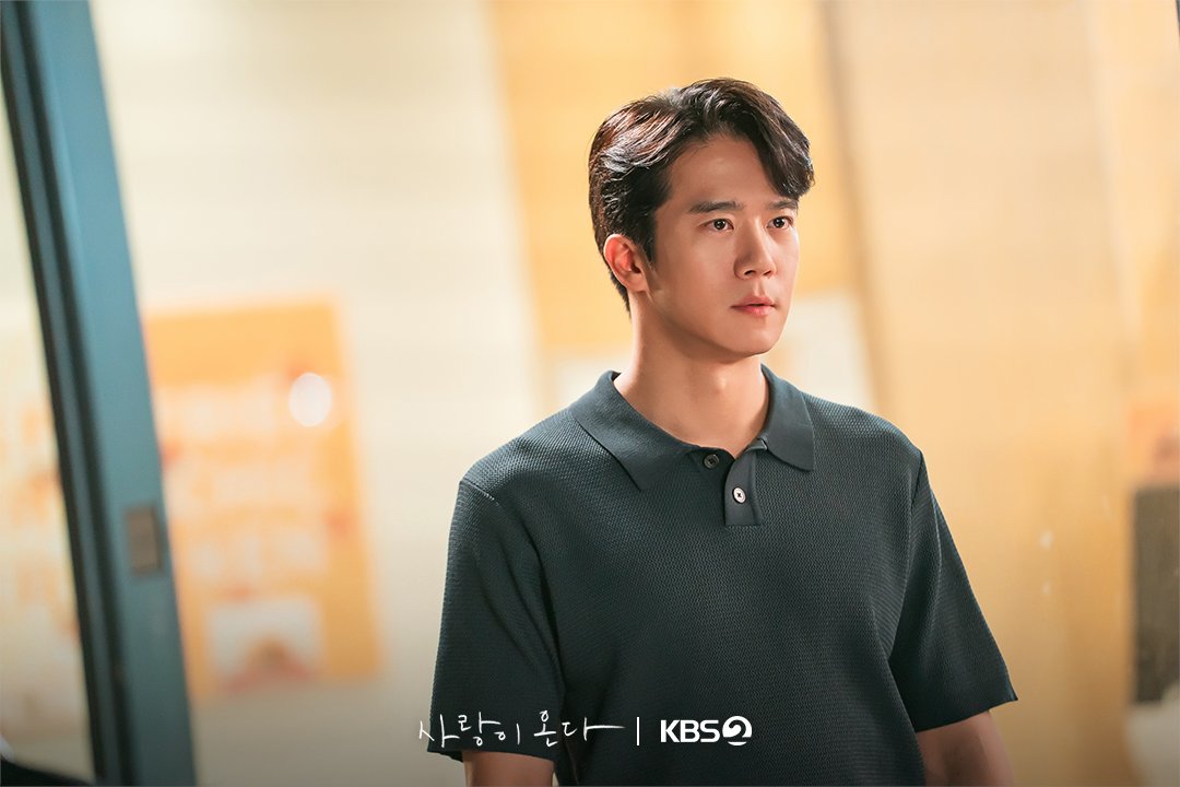 하석진과 하니가 나란히 앉아 대화하는 모습