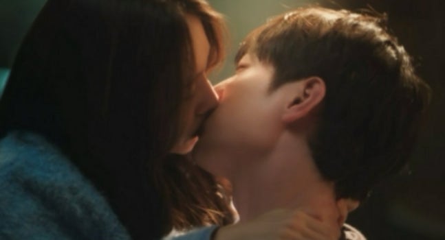 서강준과 안은진이 서로를 마주보며 웃고 있다.