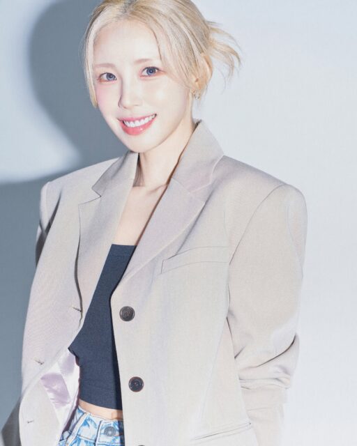 금발 머리를 한 전효성이 카메라를 응시하고 있다.