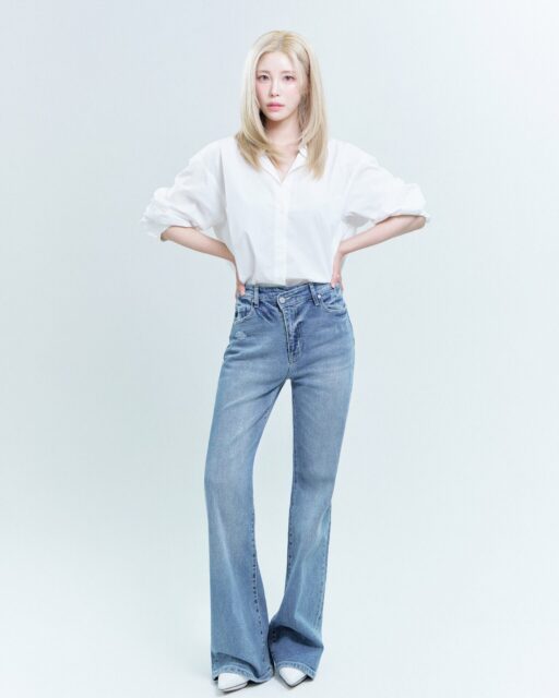 금발 머리를 한 전효성이 옆으로 서서 포즈를 취하고 있다.