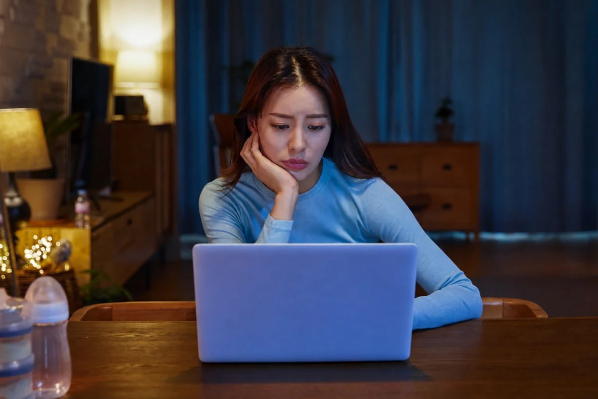 한 여성이 노트북을 보며 고민하는 모습