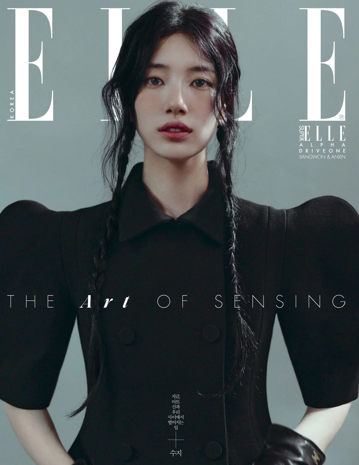 수지가 검은색 의상을 입고 카메라를 응시하고 있다.