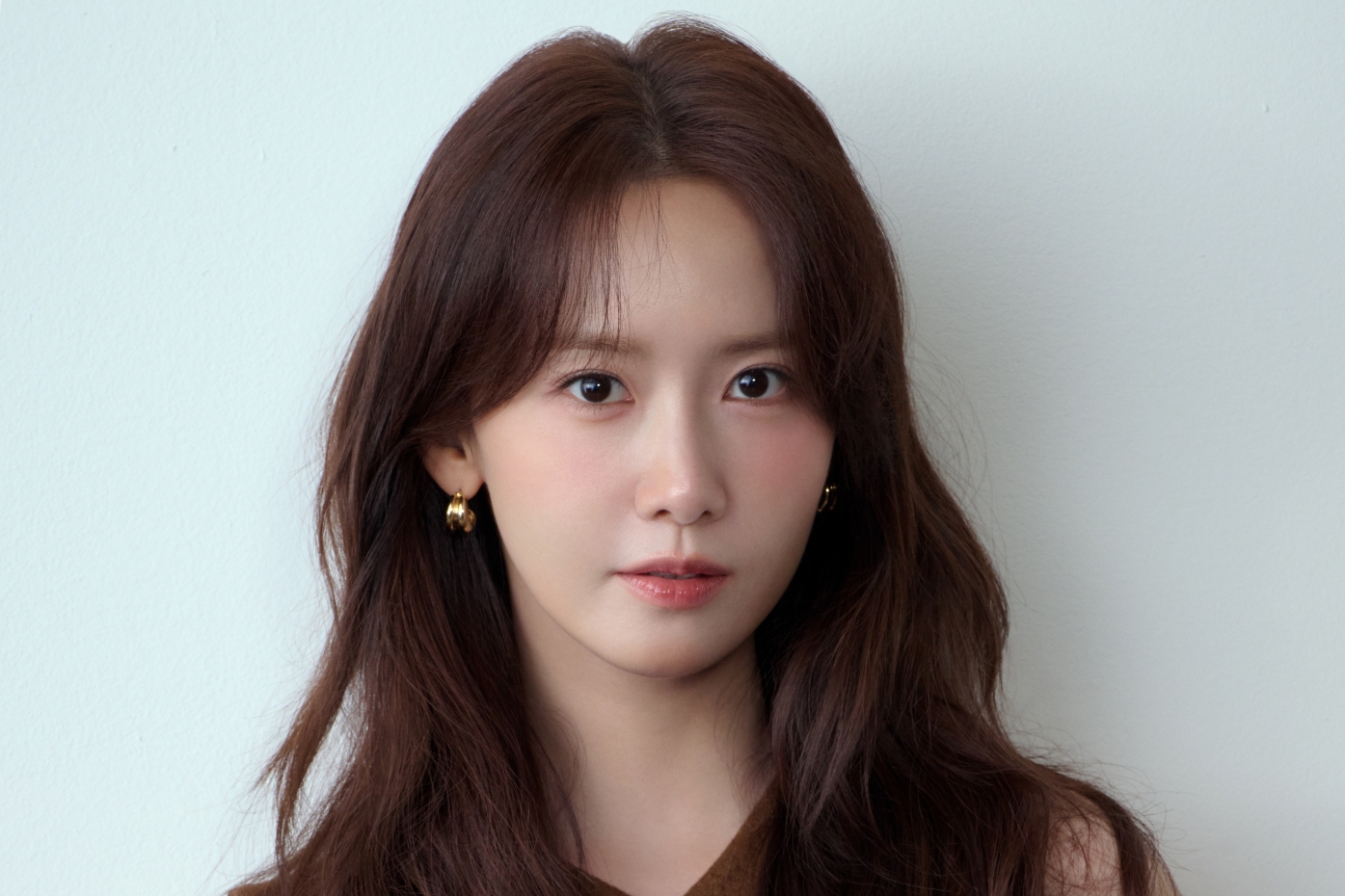 임윤아가 금색 귀걸이를 하고 카메라를 바라보고 있다.
