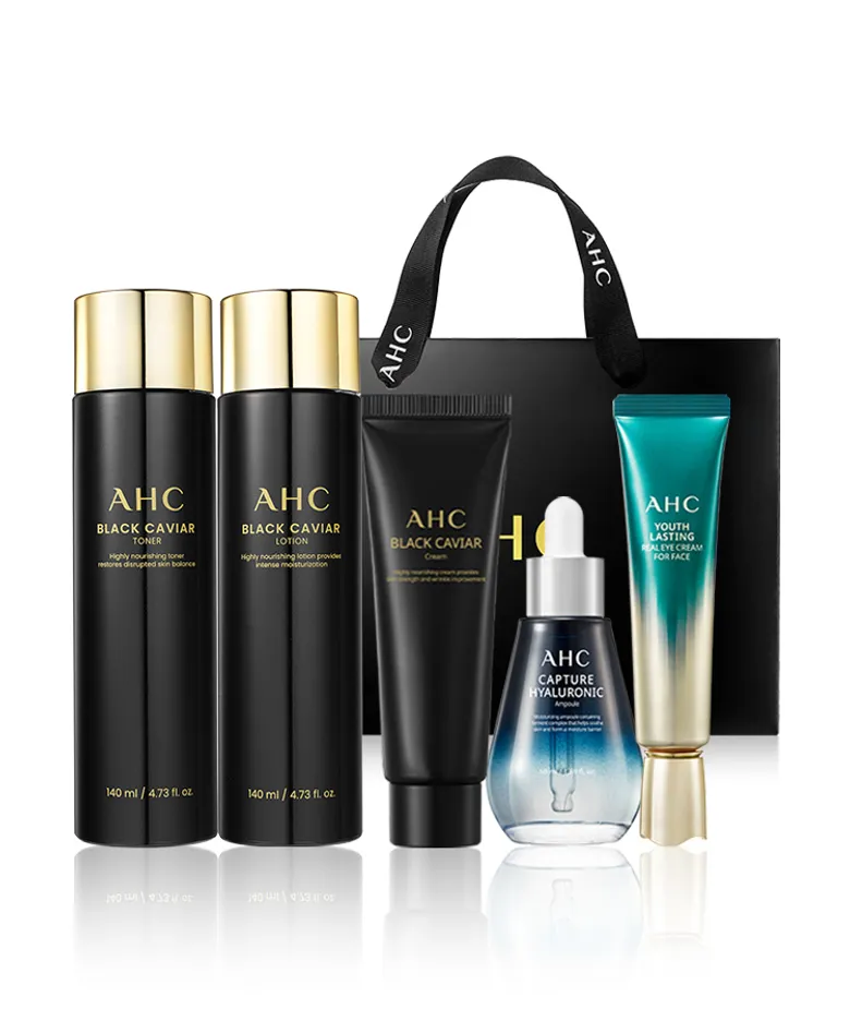 AHC 블랙 캐비어 기초 2종과 앰플, 크림, 아이크림 세트가 쇼핑백과 함께 놓여 있습니다.