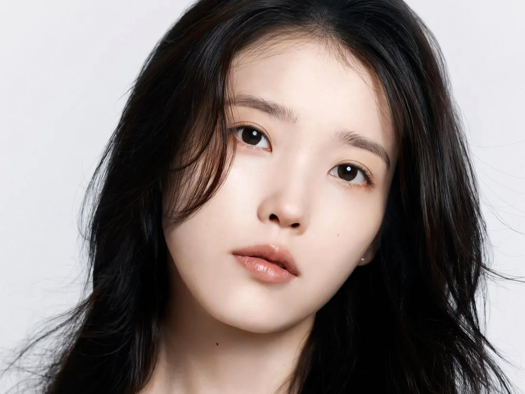 검은 머리의 아이유가 카메라를 바라보는 모습.