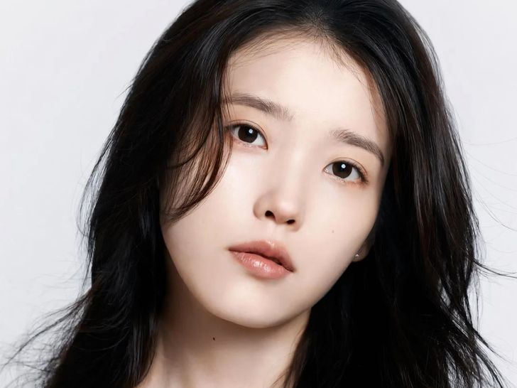 검은 머리의 아이유가 카메라를 바라보는 모습.