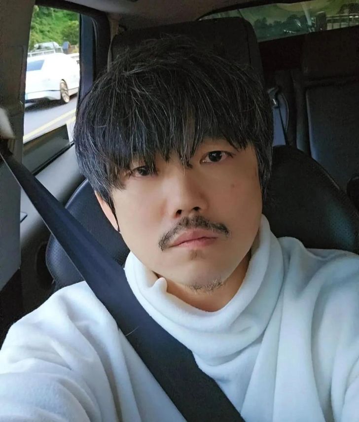 차 안에서 셀카를 찍는 남성.