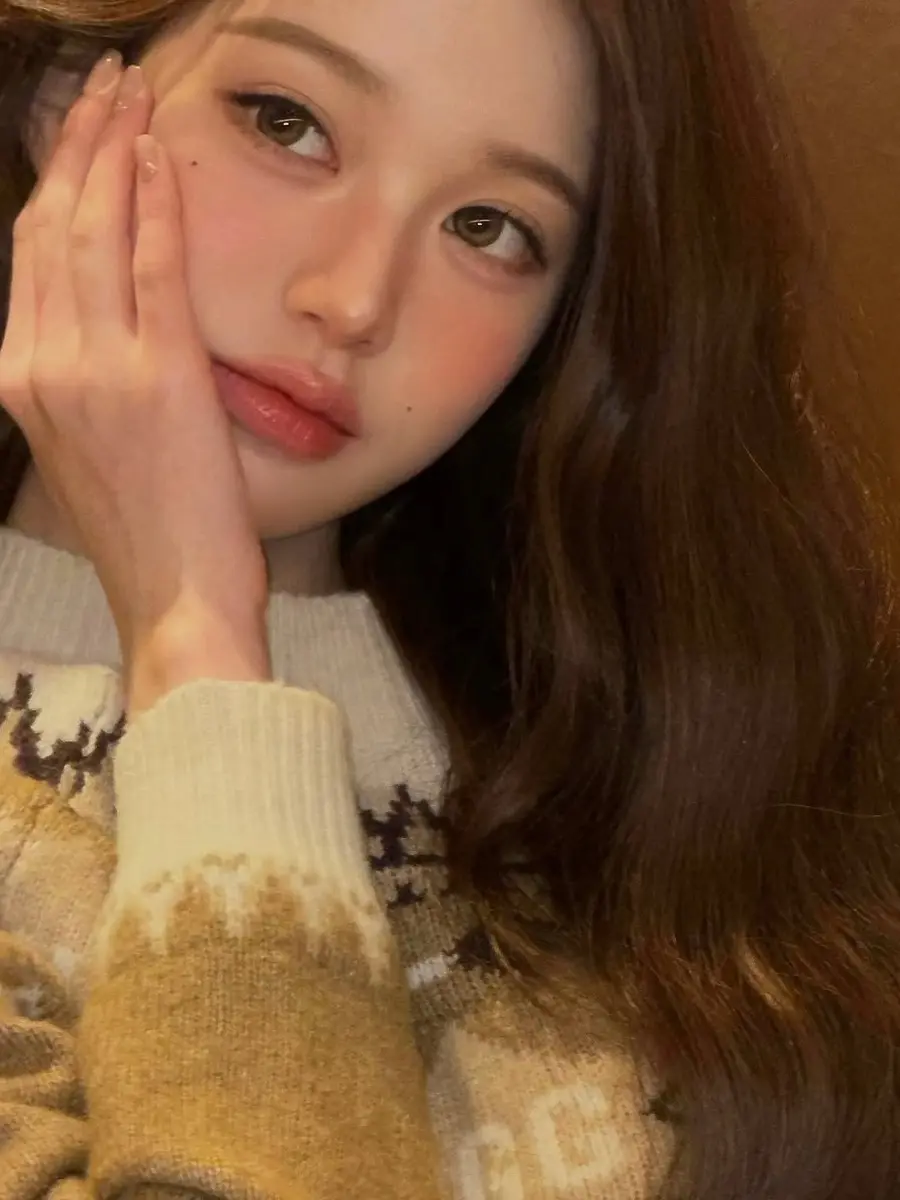 여성이 뺨에 손을 대고 있다.