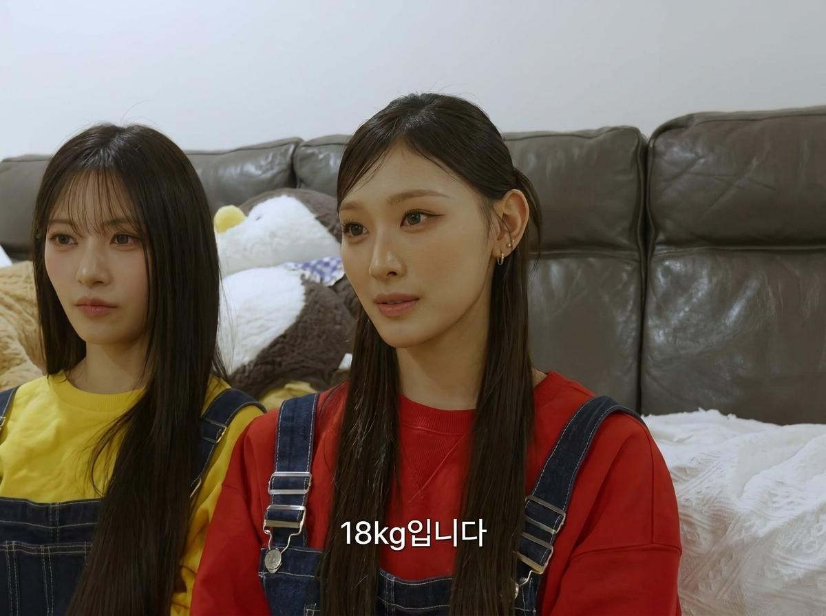 두 명의 여성이 실내에서 소파에 앉아 있습니다.