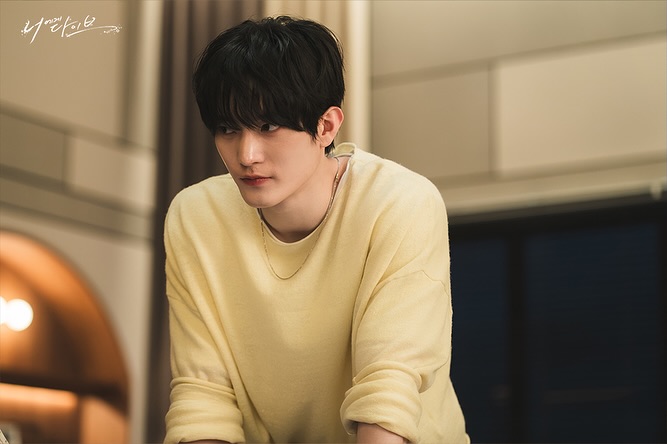 노란색 상의를 입은 남성의 모습.