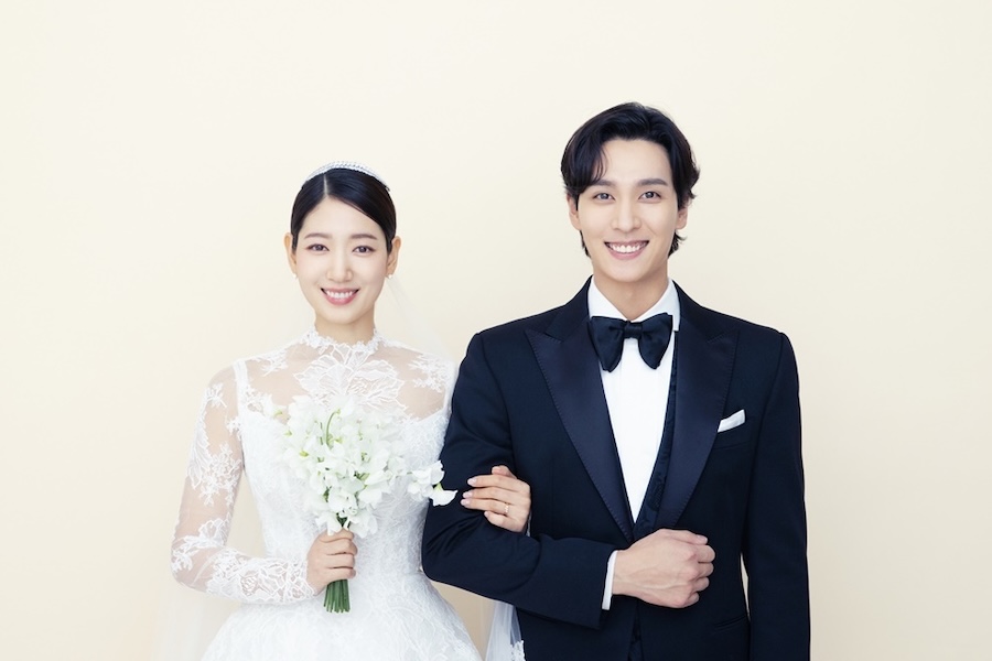 박신혜와 최태준 부부가 결혼식 복장을 하고 함께 서 있는 모습.