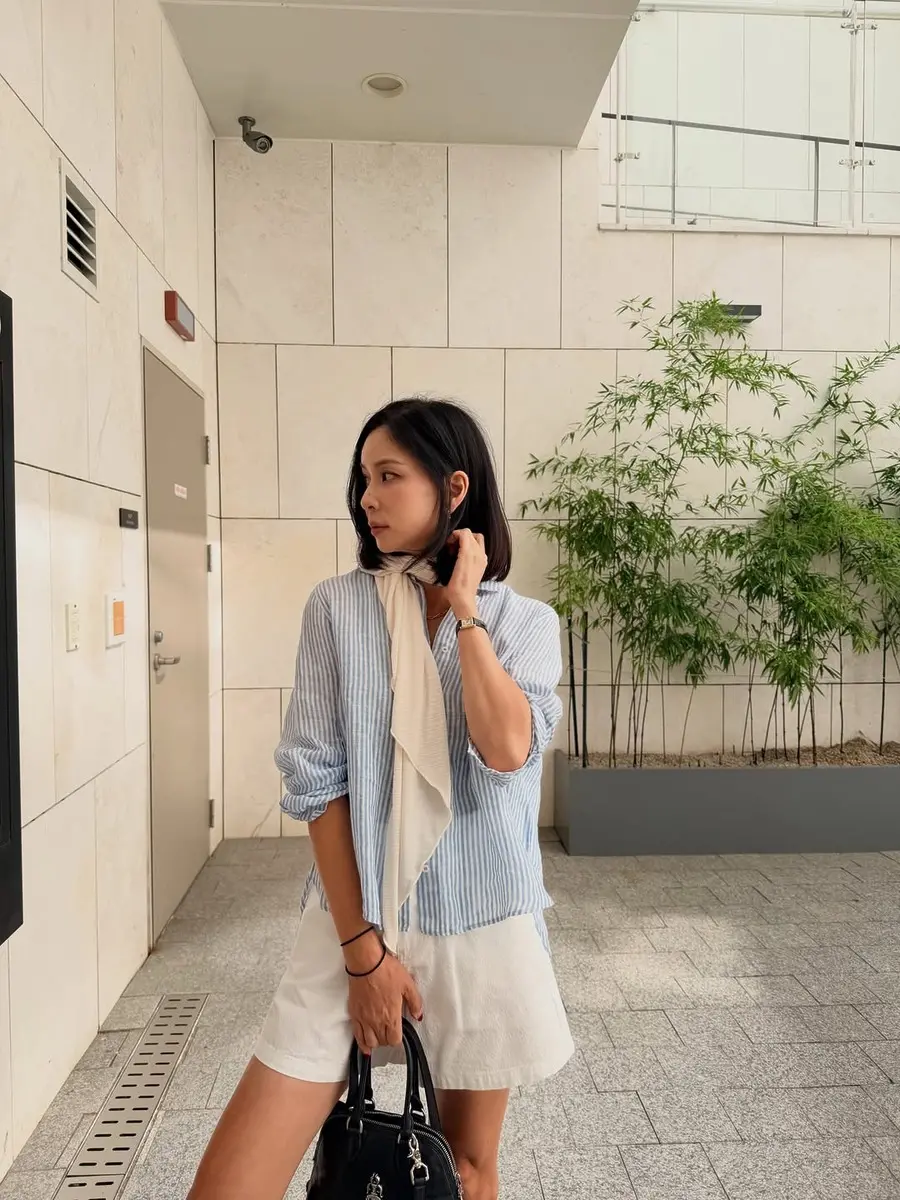고소영이 흰색 스카프를 두르고 푸른색 줄무늬 셔츠와 흰색 반바지를 입고 있다.