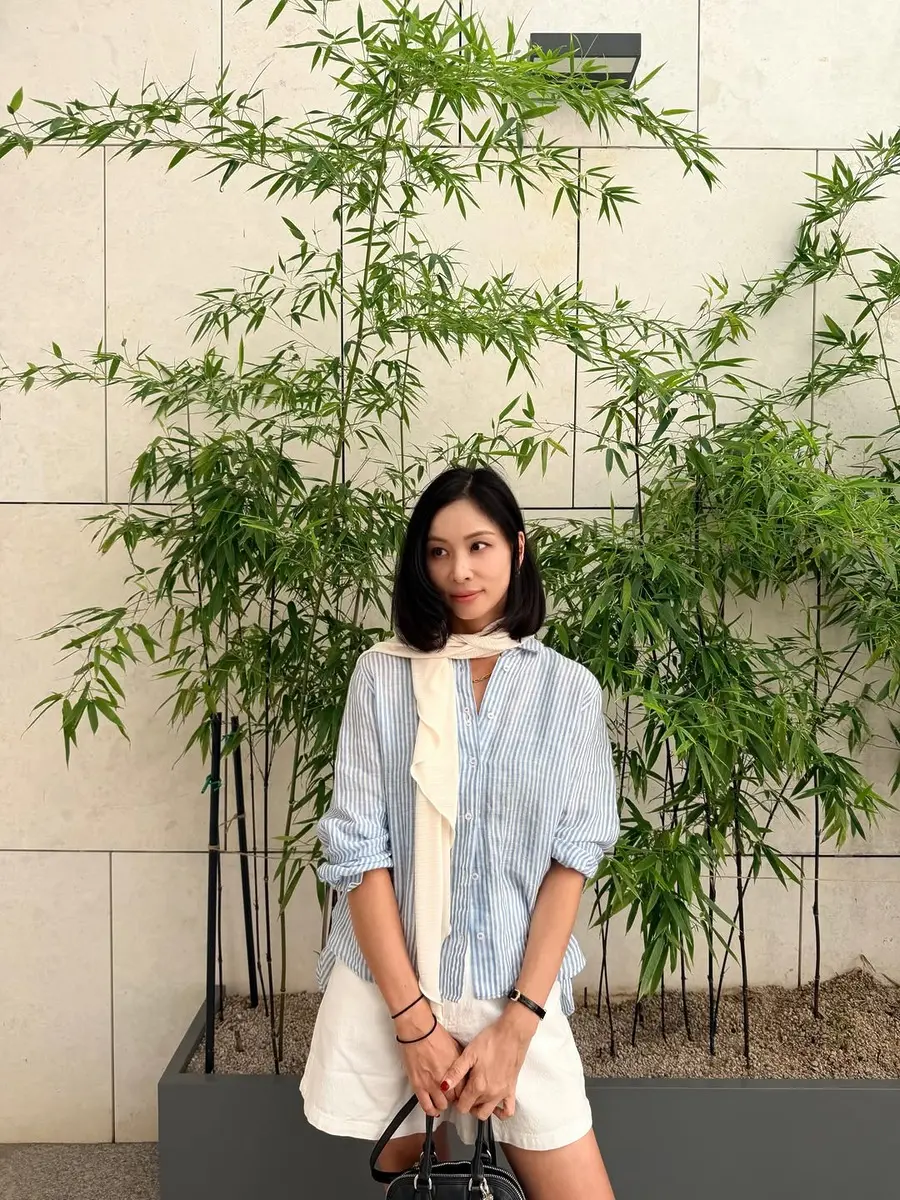 고소영이 흰색 스카프를 두르고 푸른색 줄무늬 셔츠와 흰색 반바지를 입고 있다.