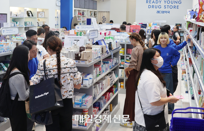 한국 왔으면 이건 사야지”…외국인 필수 쇼핑코스 '약국 화장품' - 매일경제