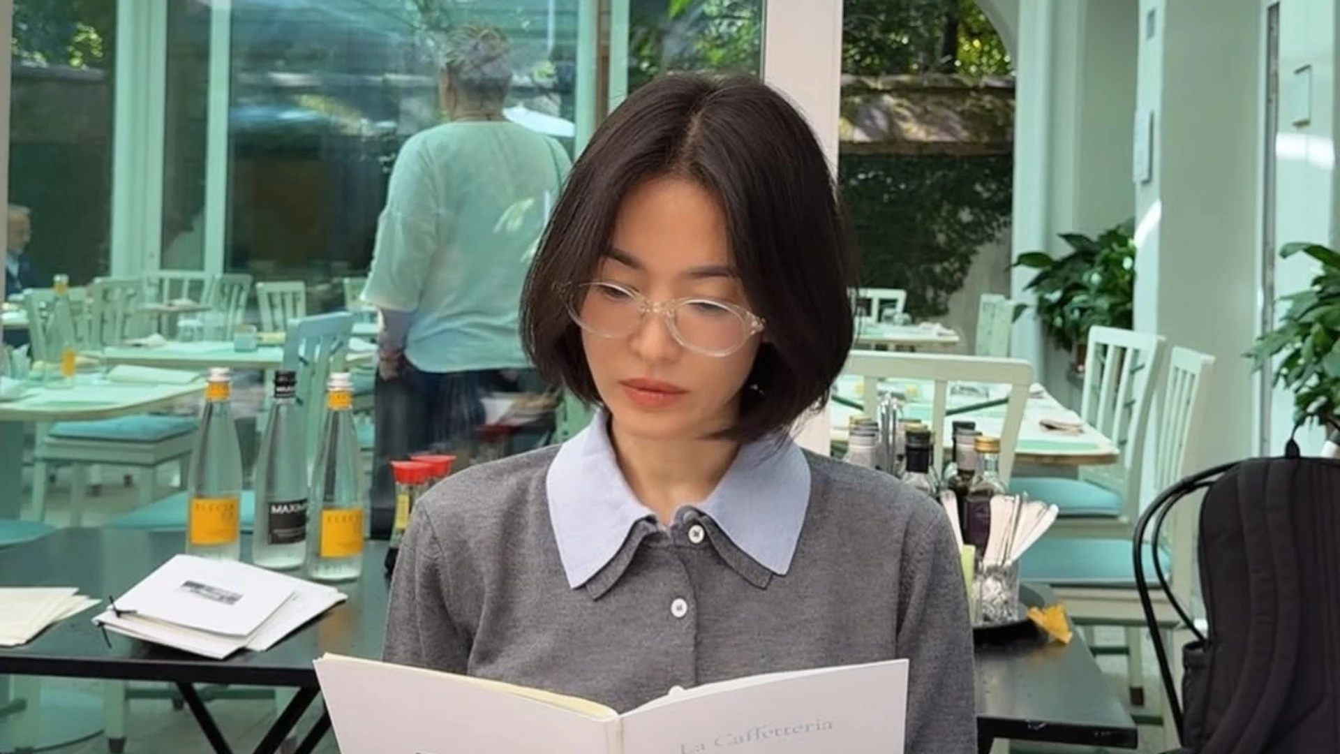송혜교가 실내에서 책을 읽고 있는 모습.